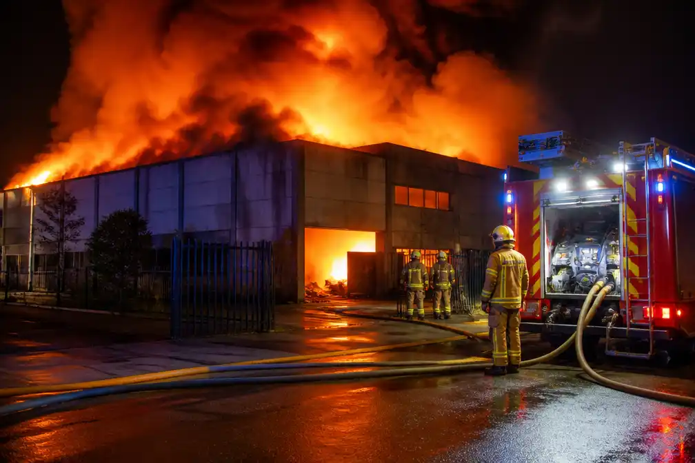 Veertien geëvacueerd bij zware brand in bedrijfshal in Ekeren