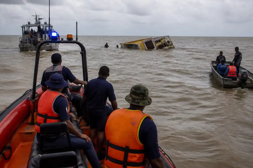 Tientallen vermist na zinken veerboot voor kust Guyana; overbelading vermoed