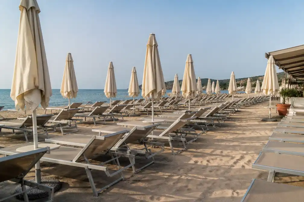 Gestolen Italiaanse ligbedden duiken op bij strandtent in Albanië: 'We zijn woedend'