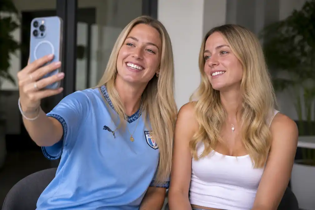 Nederlandse zusjes viraal met Haaland-imitatie, 120 miljoen views