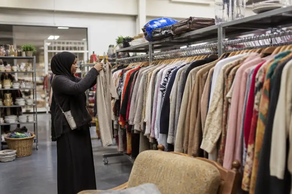Muna opent kringloopwinkel in World Fashion Centre: 'Zag zoveel spullen op straat belanden'