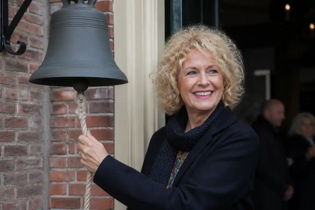 Brigitte Kaandorp is eregast op kaasmarkt in Edam