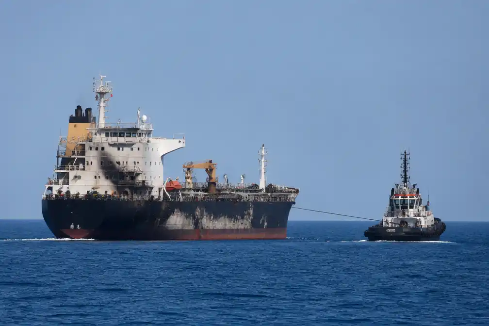 Beschadigde tanker met Nederlandse banden naar veilige plek gesleept na aanval bij Oman