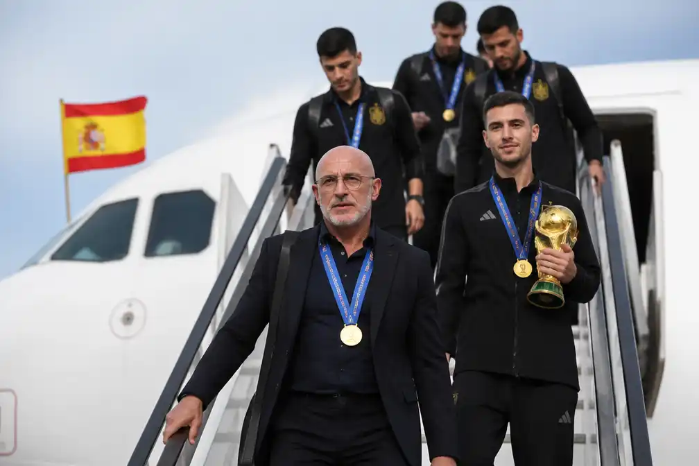 Spaanse voetballers terug in eigen land na wereldtitel
