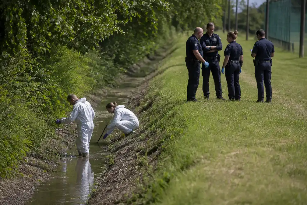 Dertiger levenloos aangetroffen in gracht op Izegems sportdomein, onderzoek gestart