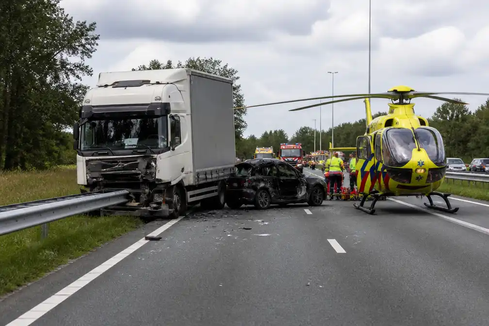 A2 bij Weert dicht na botsing vrachtwagen-auto, bestuurder zwaargewond
