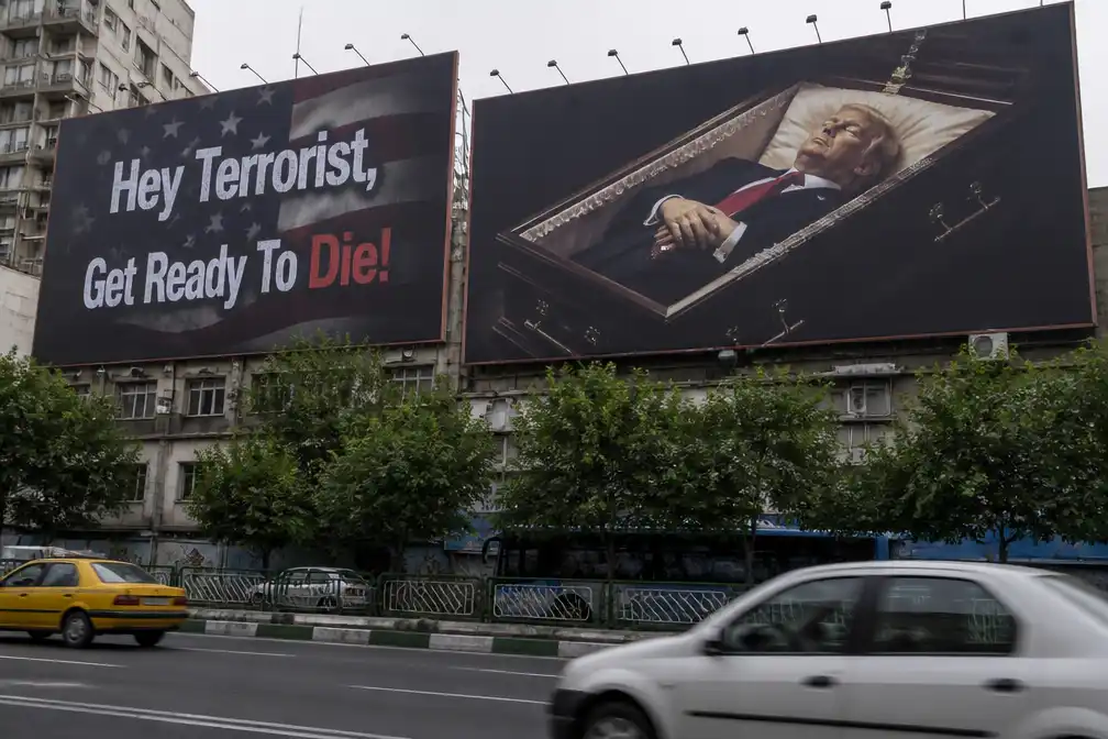 Iraanse billboards in Teheran tonen Trump in doodskist en dreigtekst