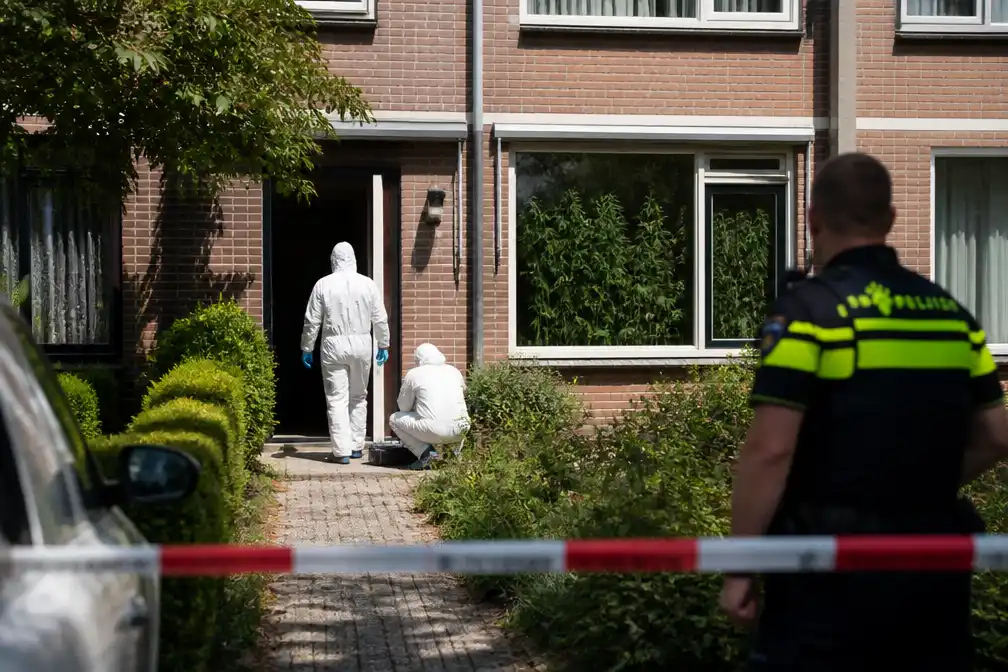 Overleden man gevonden in woning met hennepplanten in Uitgeest; politie onderzoekt