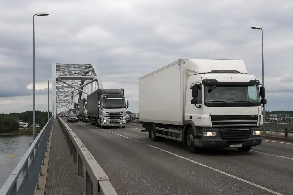 Vrachtwagenchauffeurs negeren verbod op verzwakte Merwedebrug in Gorinchem