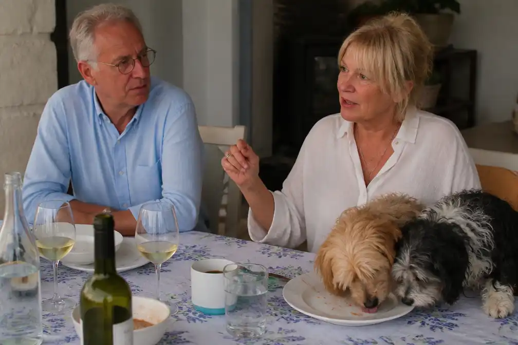 Caroline uit 'B&B vol liefde' hekelt rokersgebit van Arie en laat honden borden schoonlikken in seizoensstart