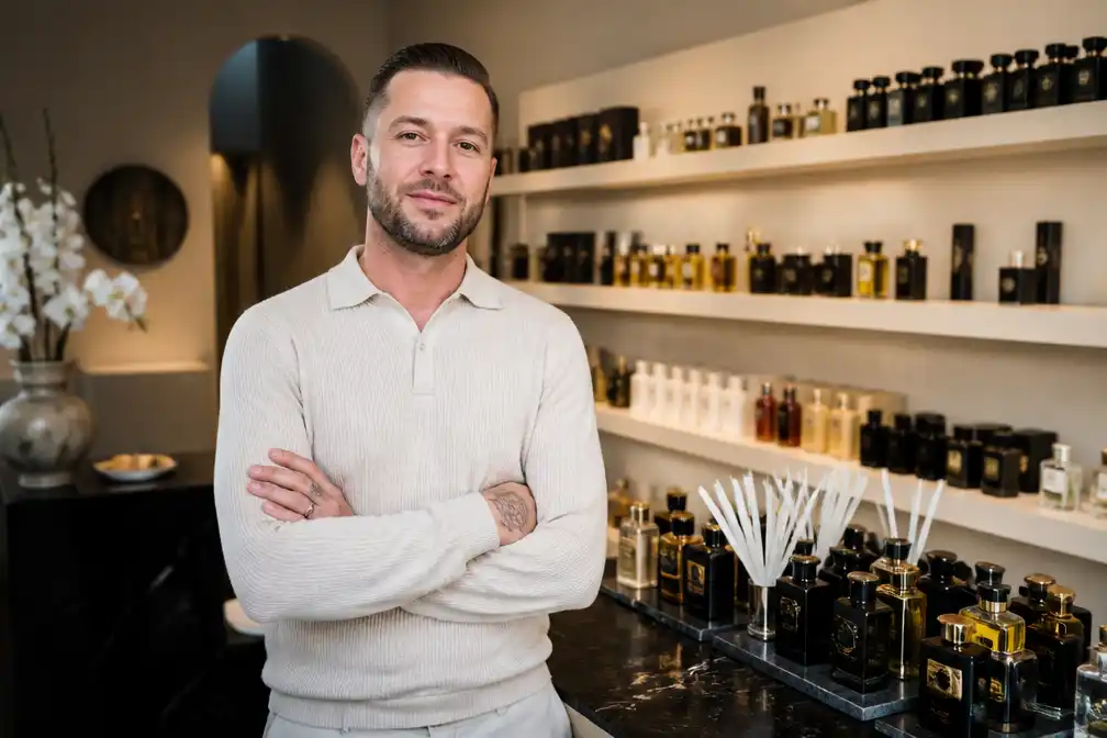 Voormalig verslaafde opent parfumerie Valley of Sadaa in Nederland