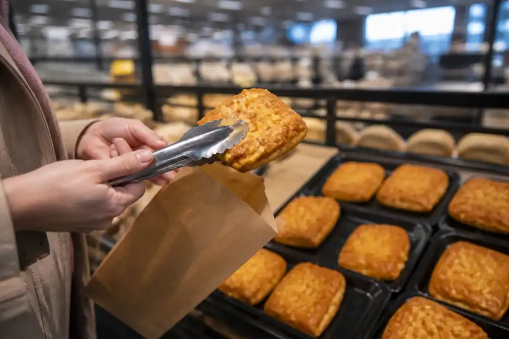 Albert Heijn past kaasruitbroodje aan na klachten over te weinig kaas
