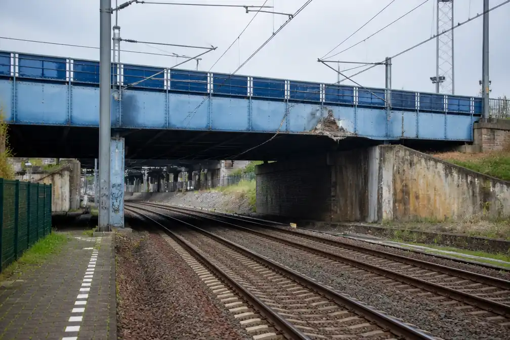 Geen treinen tussen Amsterdam en Haarlem door beschadigde spoorbrug