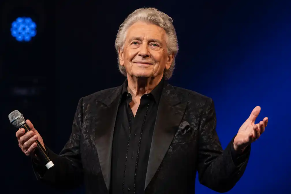 Britse entertainer Barrie Stevens (82) sluit theatercarrière af met laatste solovoorstelling in juli 2026