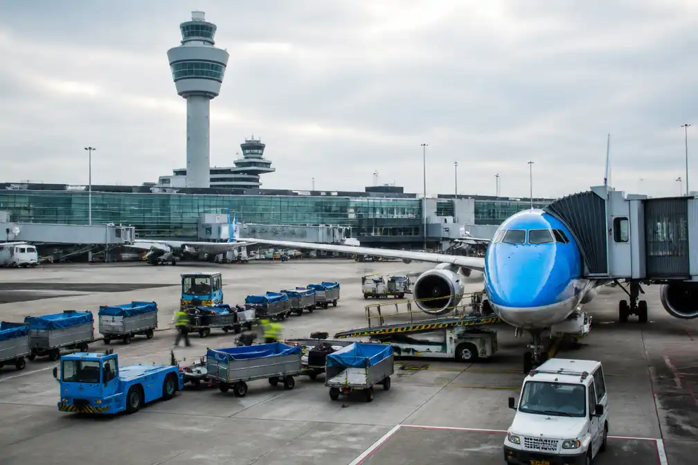 Menzies, Aviapartner en Swissport naar rechter om €2,6 mrd tender grondafhandeling Schiphol