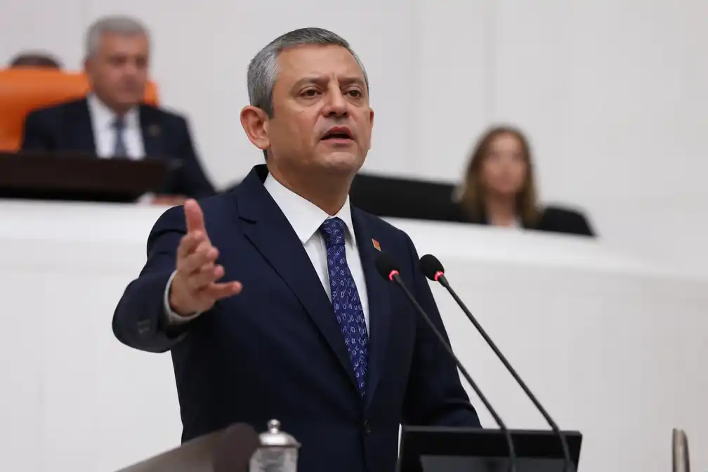 Gedwongen opgestapte Turkse oppositieleider Özgür Özel begint nieuwe partij