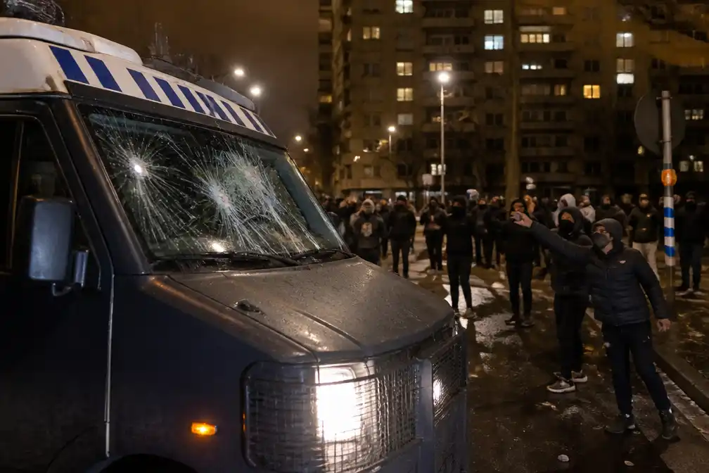 18-jarige veroordeeld voor stenen gooien naar politiebus na WK-duel Marokko