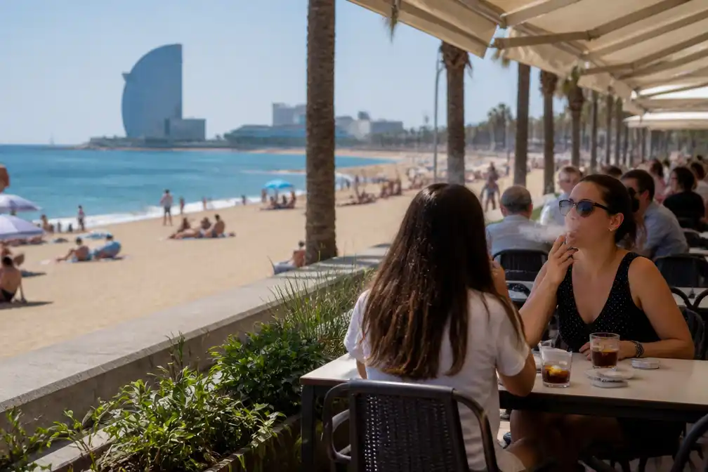 Spaans kabinet keurt wetsvoorstel goed voor rookverbod op terrassen, stranden en in parken