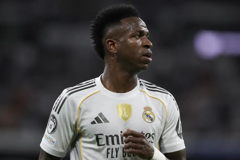Braziliaanse ster Vinicius Jr. toont nieuwe kin na plastische chirurgie