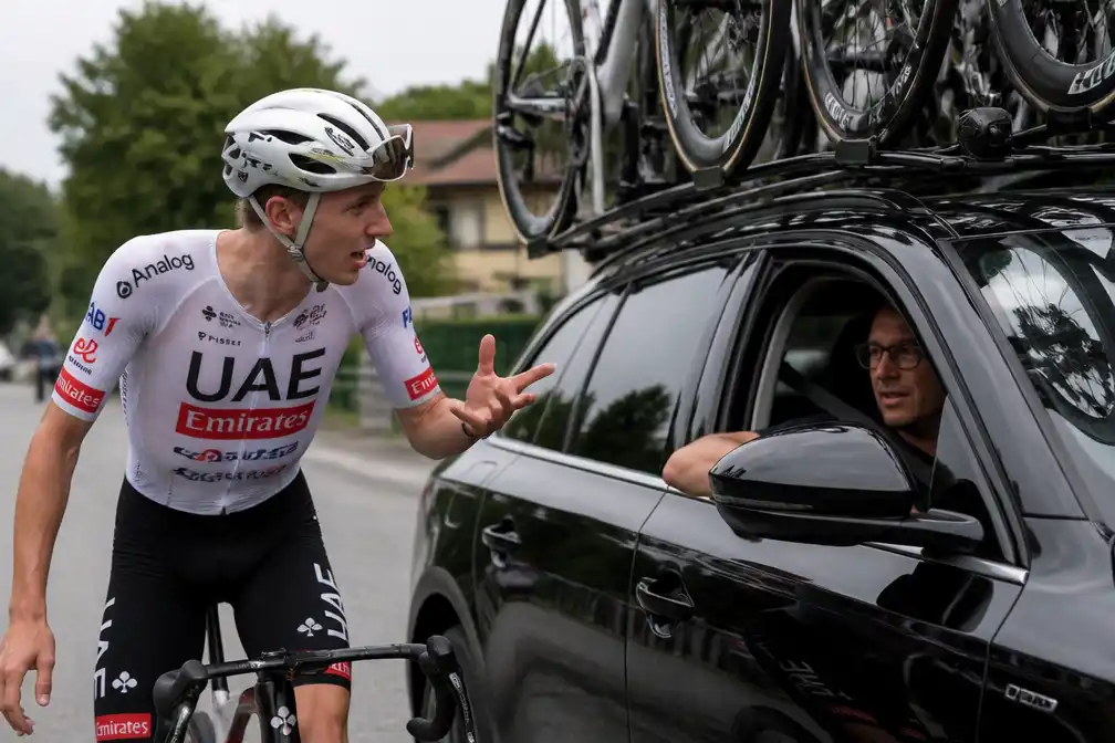 Brandon McNulty voor Tour-tijdrit aangereden, achtervolgt automobilist