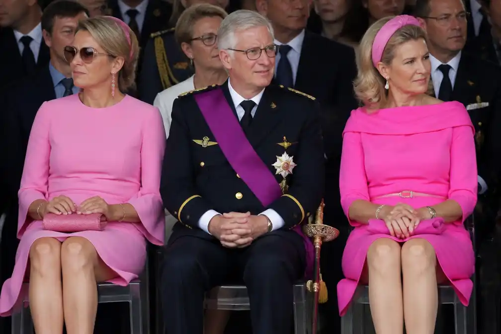 Belgische prinsessen Delphine en Claire in roze op nationale feestdag