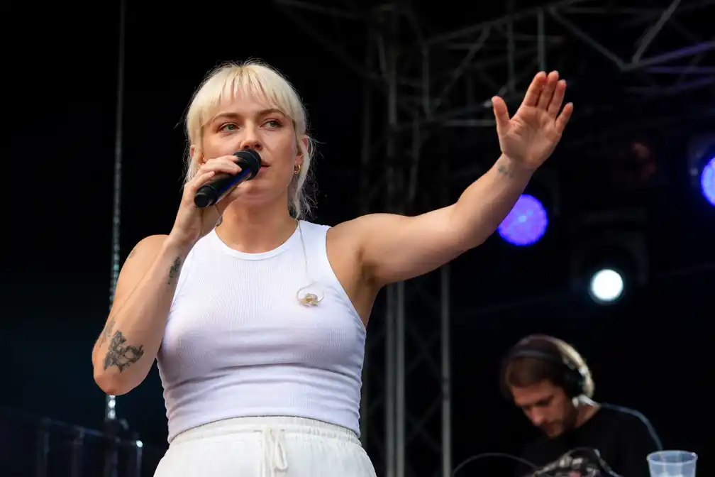 Sophie Straat herhaalt oproep 'witte mannen naar achteren' op Gentse Feesten na doodsbedreigingen