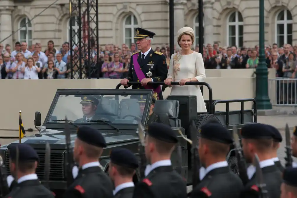 Koning Filip en koningin Mathilde nemen defilé af op nationale feestdag