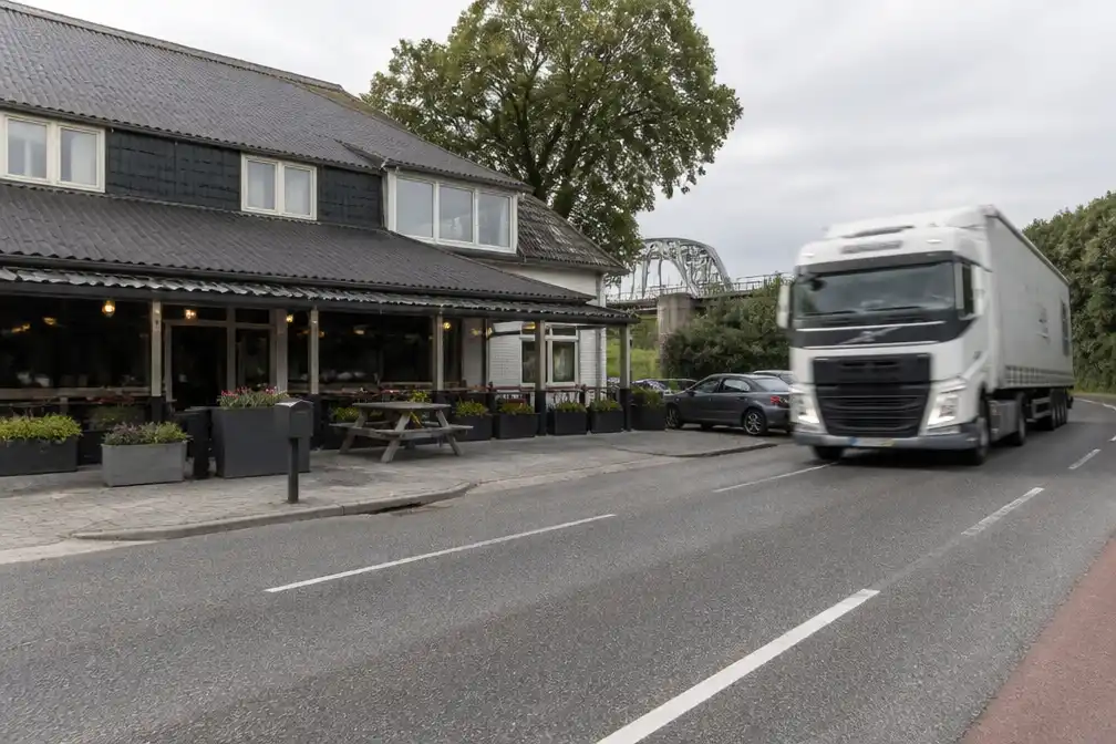 Vrachtverbod Merwedebrug maakt wegrestaurant rustiger