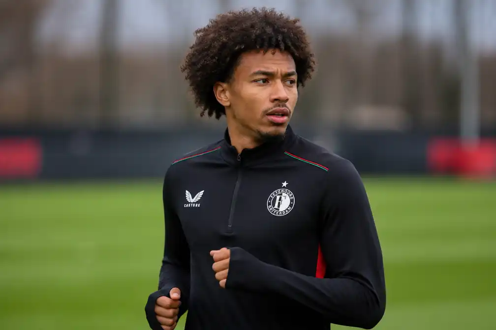 Calvin Stengs en partner laten bevalling opwekken voor trainingskamp Feyenoord