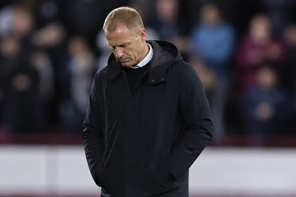 Zware 4-0 nederlaag voor Wouter Vrancken bij debuut met Hearts in CL-kwalificatie
