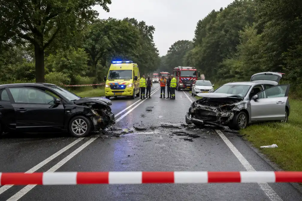 Twee gewonden bij frontale botsing op N35 bij Wierden, weg dicht