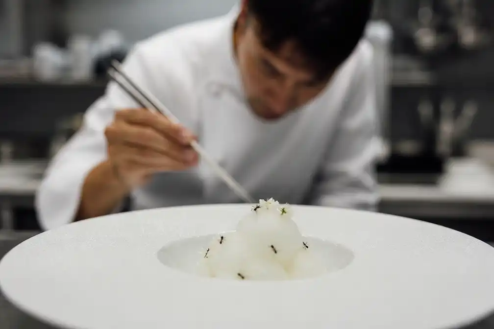 Zuid-Koreaanse Michelinchef riskeert jaar cel vanwege mieren op desserts