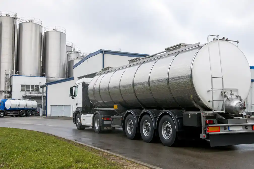 Winst FrieslandCampina halveert door te veel melk en lage zuivelprijzen