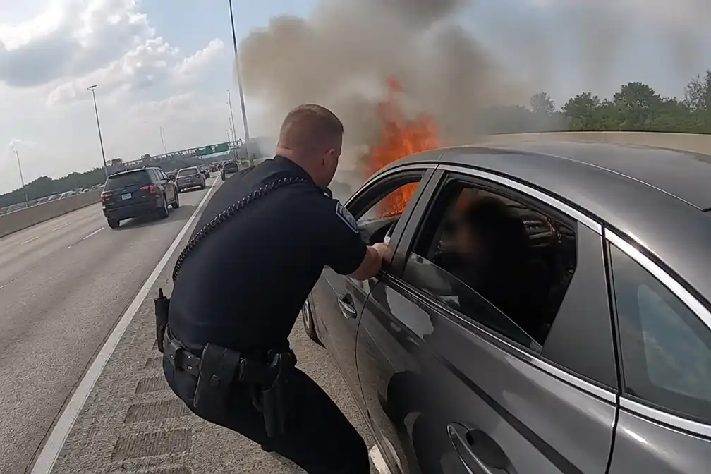Agent redt bestuurder uit brandende auto tijdens verkeerscontrole in Texas