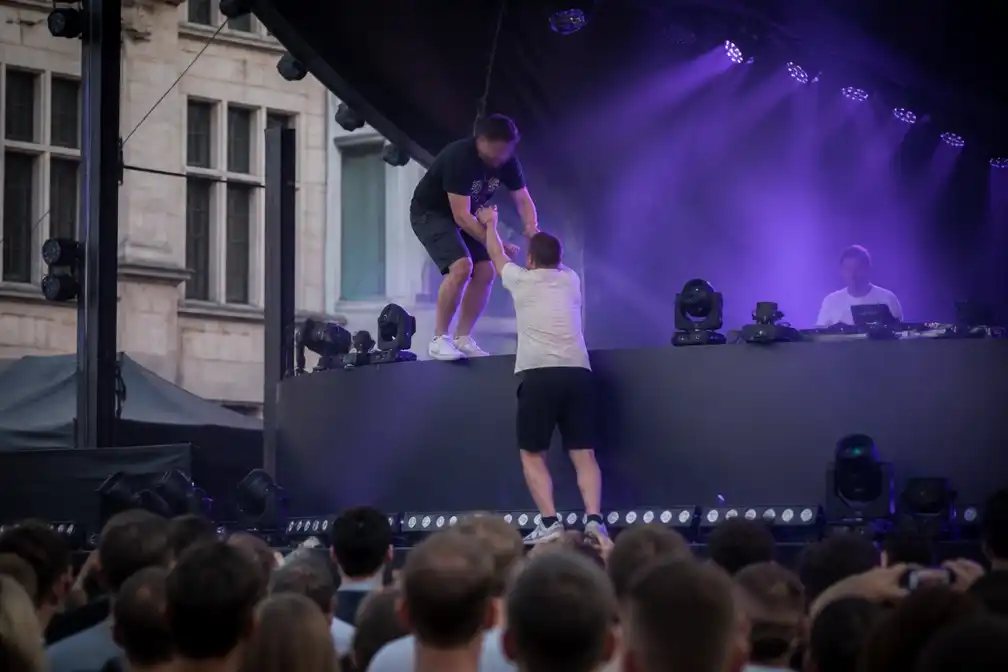 Man klimt op dj-booth tijdens Gentse Feesten, organisator grijpt in