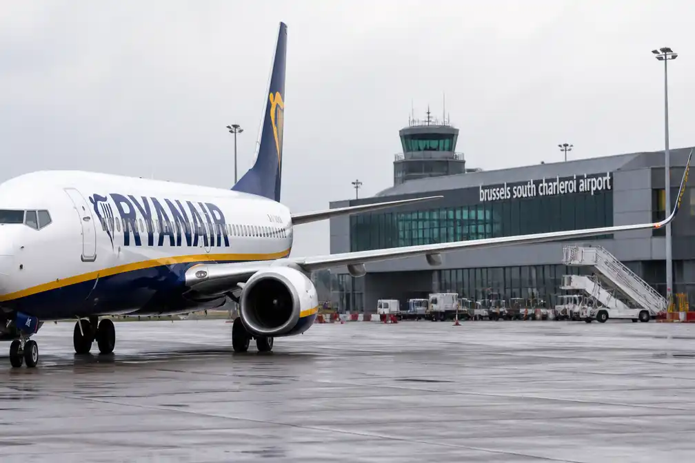 Ryanair haalt 5 vliegtuigen weg uit Charleroi en schrapt 2 miljoen zitjes om hogere vliegtaks
