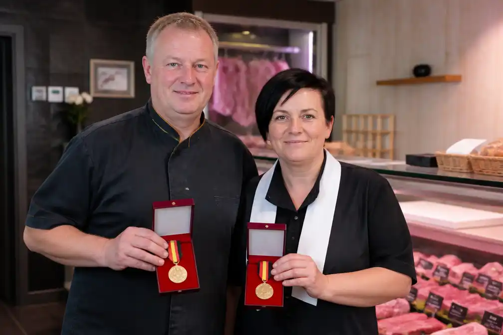 Beenhouwerskoppel Peter en Sonia krijgt medaille voor arbeidsverdienste in Wemmel