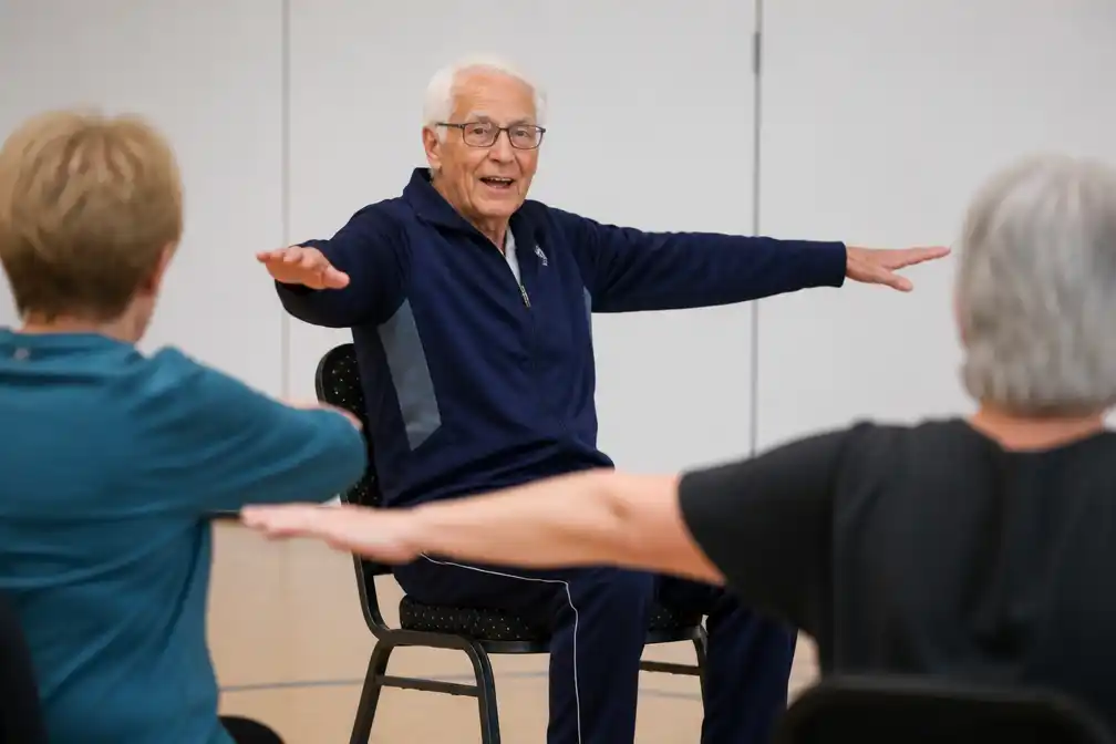 97-jarige Fred Pluut geeft nog steeds bewegingsles aan mensen die soms 20 jaar jonger zijn
