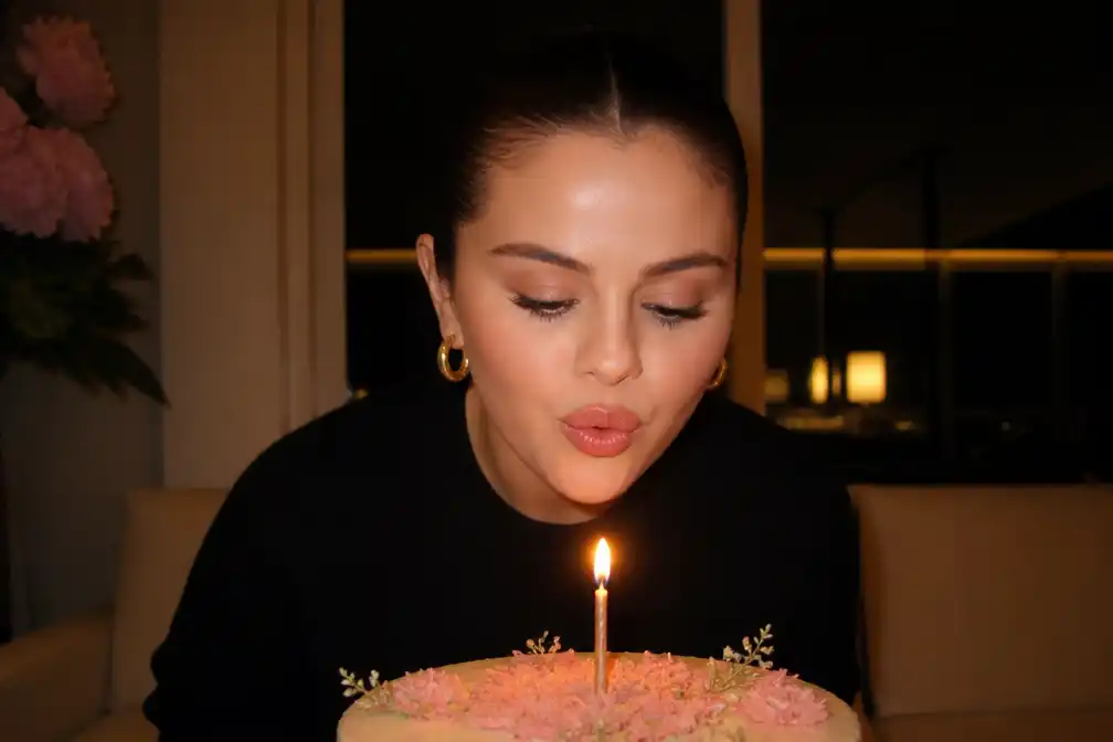 Selena Gomez bedankt fans voor verjaardagssteun met kaarsjesfoto's
