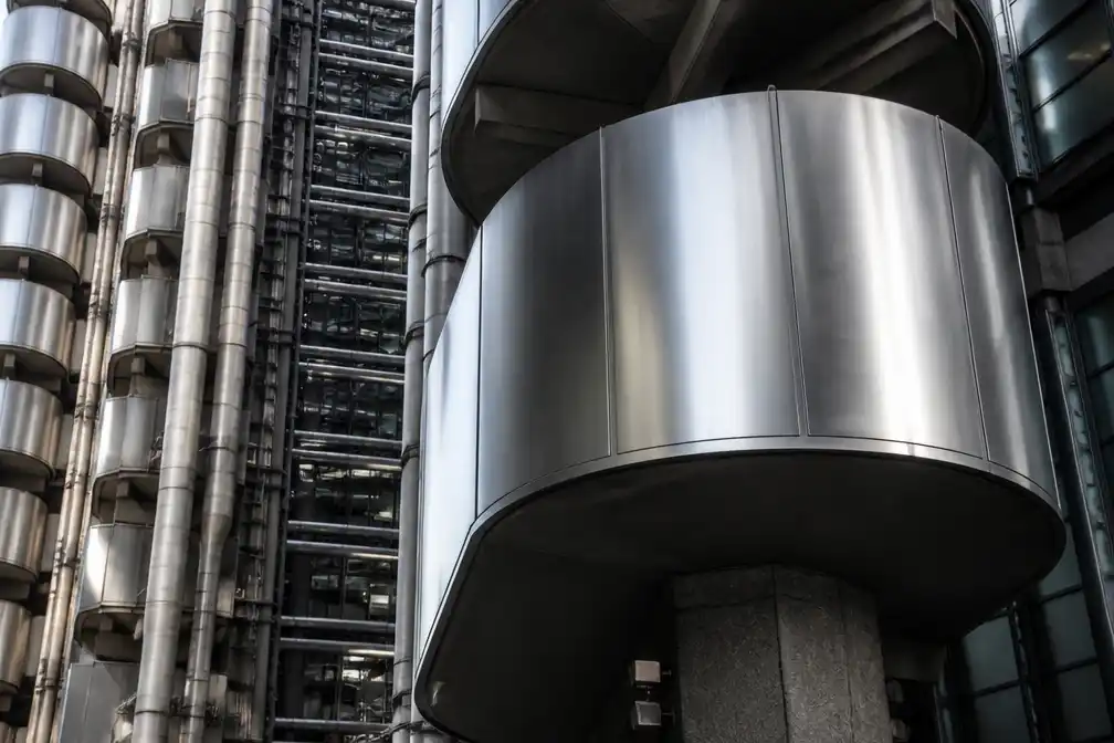 Voormalig Lloyd's of London-topman John Neal overtrad regels vanwege relatie