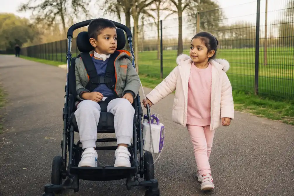 Jongen (3) vecht tegen agressieve kanker; gezin vindt kracht in sport
