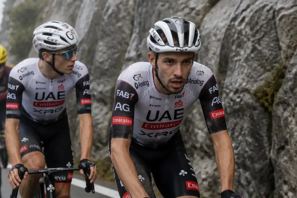 Zieke Adam Yates heeft zware dag in Tour, Pogacar onbedreigd