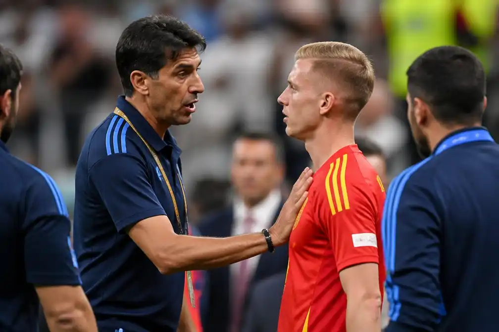 Argentijnse assistent Roberto Ayala biedt excuses aan voor botsing met Dani Olmo na WK-finale