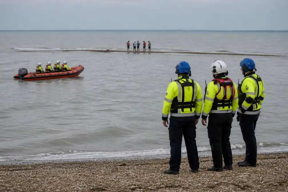Familie ingesloten door opkomend tij leidt tot reddingsactie op Essex-strand