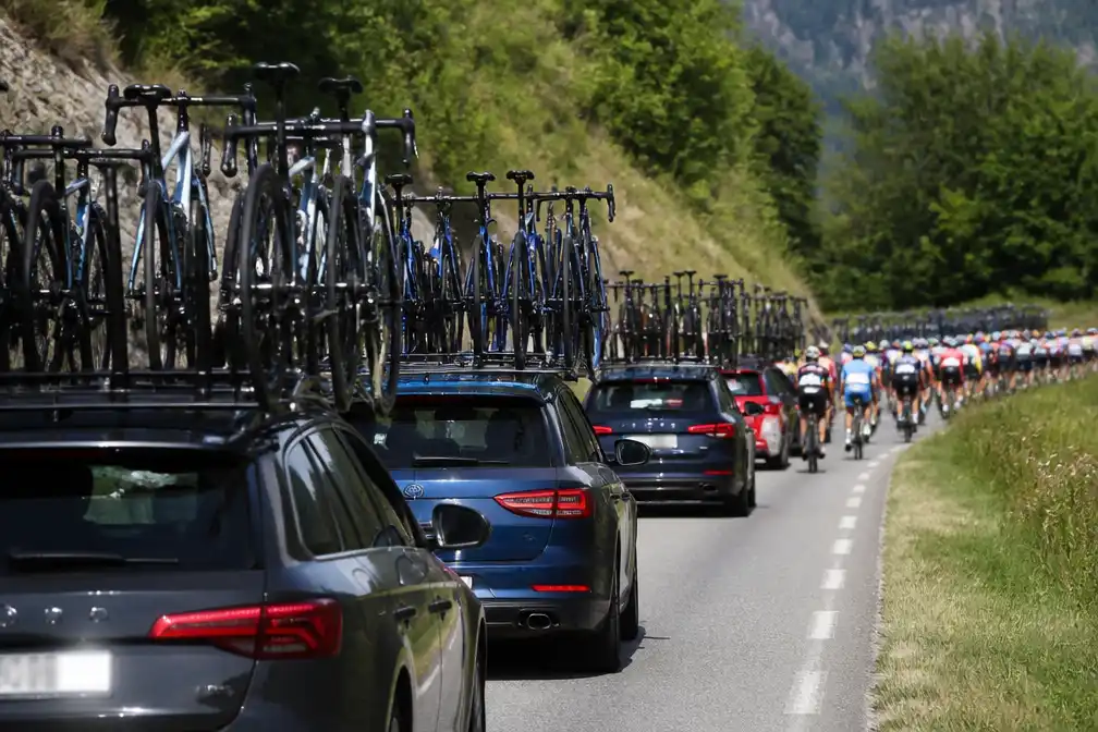 Wagens van de Tour de France: reservefietsen en mobiele werkplaatsen achter het peloton