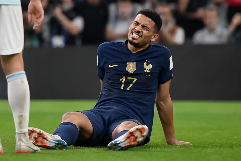 Arsenal-verdediger William Saliba lange tijd uit met rugblessure