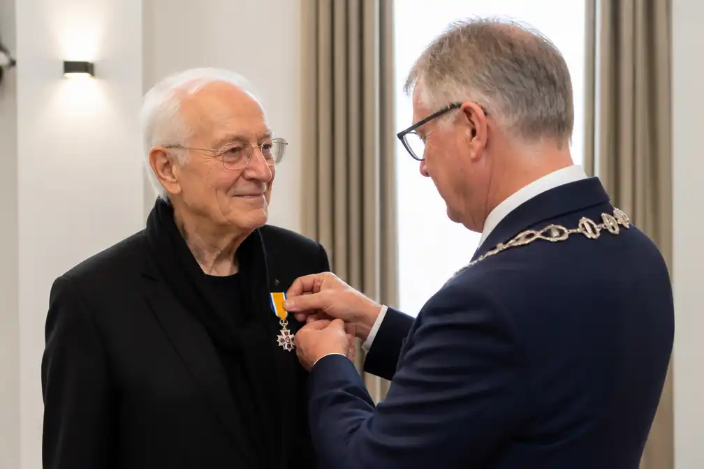 Decorontwerper Roland de Groot geridderd voor tv- en filmcarrière