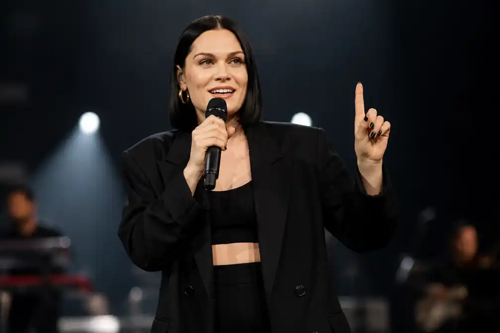 Grappig 'verbod' van Jessie J op meezingen met slechte stem gaat viraal