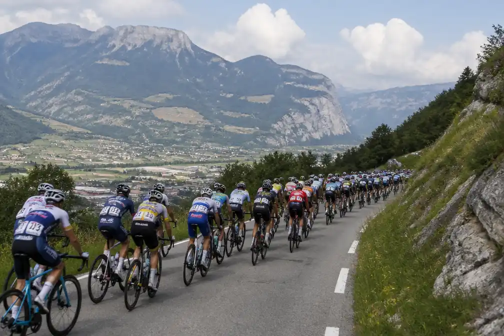Tourpeloton vertrokken voor eerste van drie Alpenritten