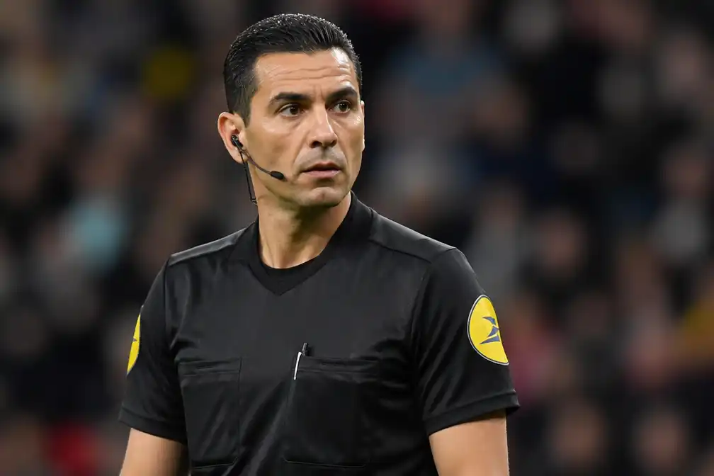 Scheidsrechter Serdar Gözübüyük fluit Johan Cruijff Schaal tussen PSV en AZ